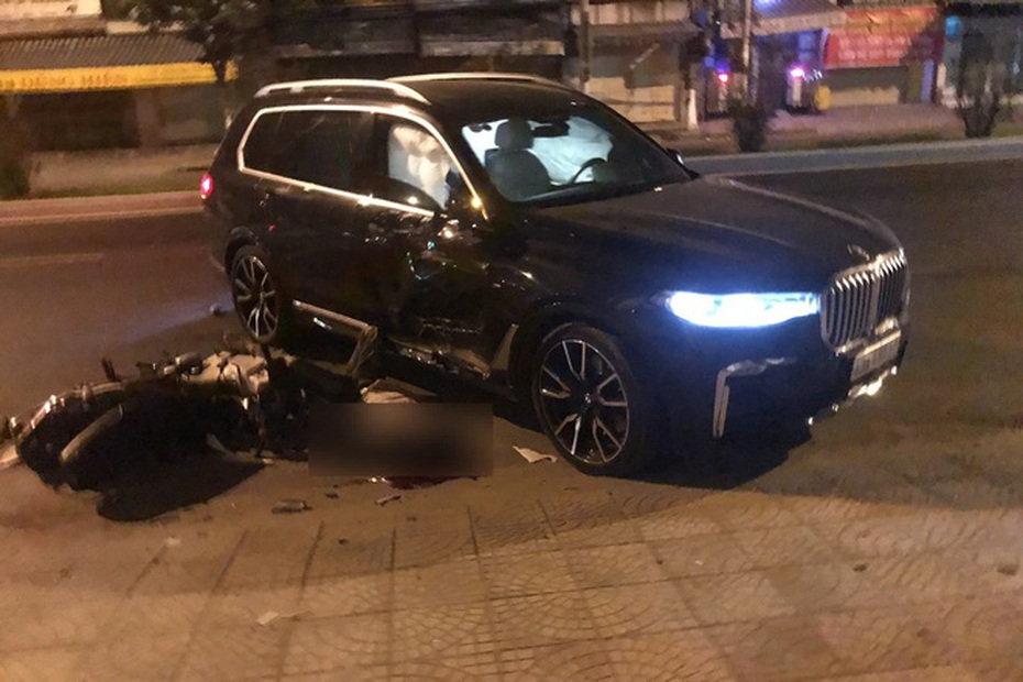 Lùi xe từ trong nhà ra đường, tài xế BMW X7 tông tử vong một thanh niên