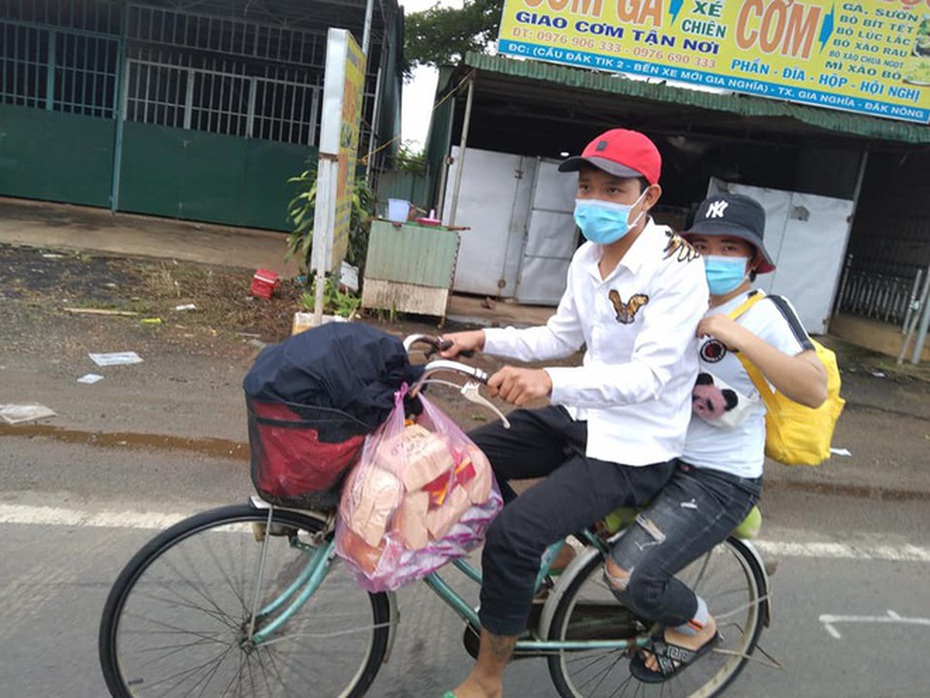 Thương hai chị em đi bộ hơn 400km về quê, người dân góp tiền mua tặng xe máy