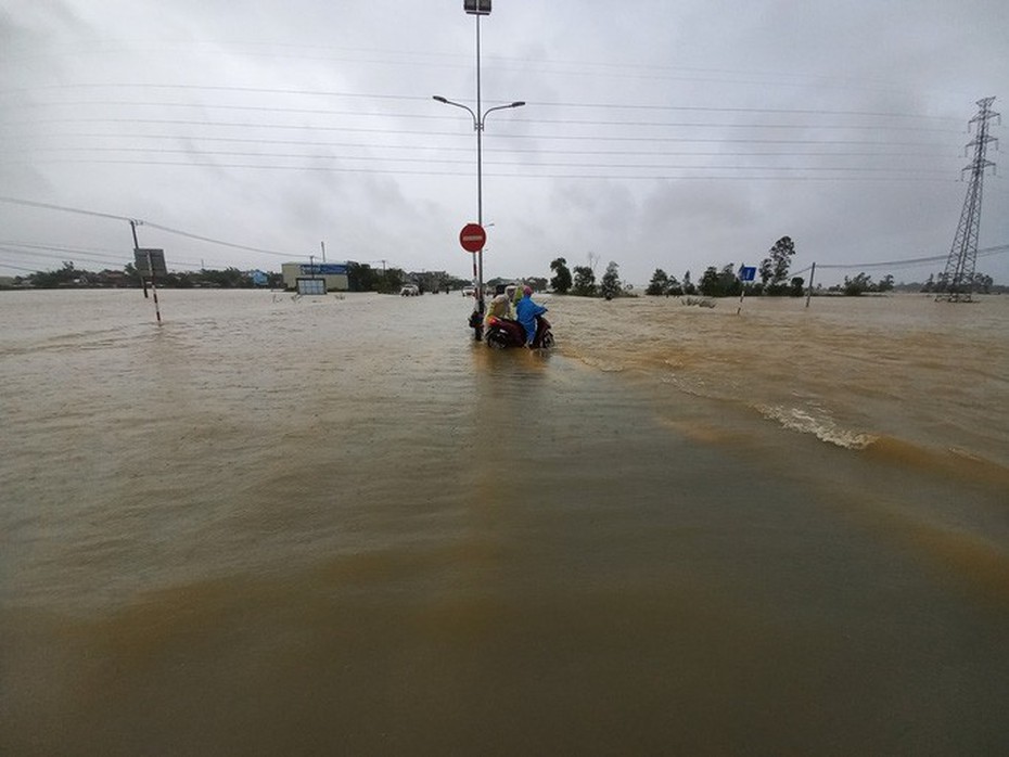 Miền Trung mưa lớn nhiều ngày liền, lũ khả năng vượt báo động 3