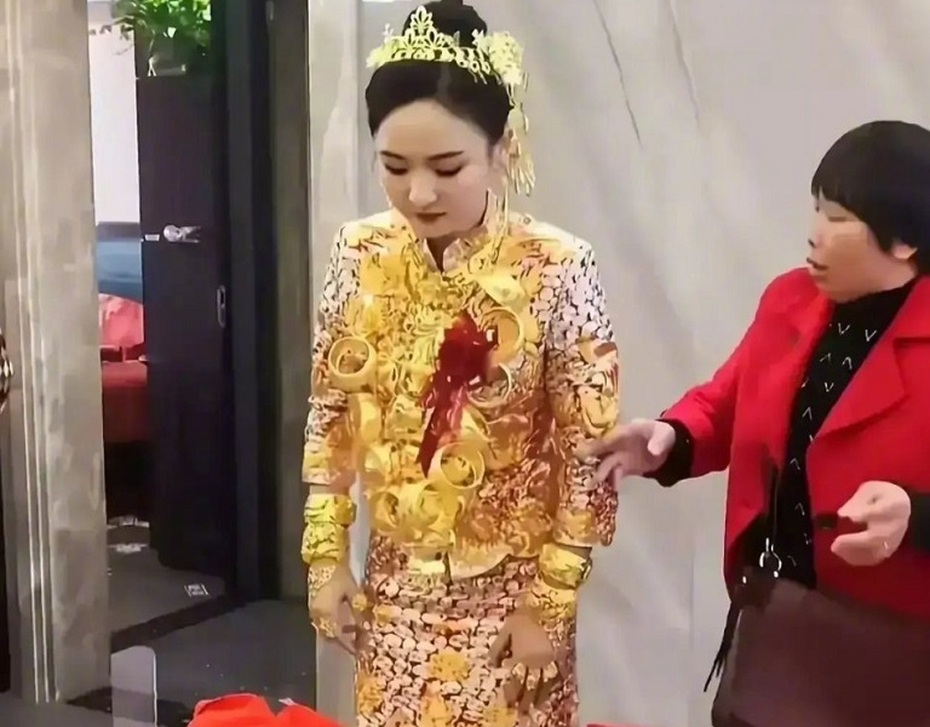 Cô dâu "gồng mình" đeo 10kg vàng trong ngày cưới