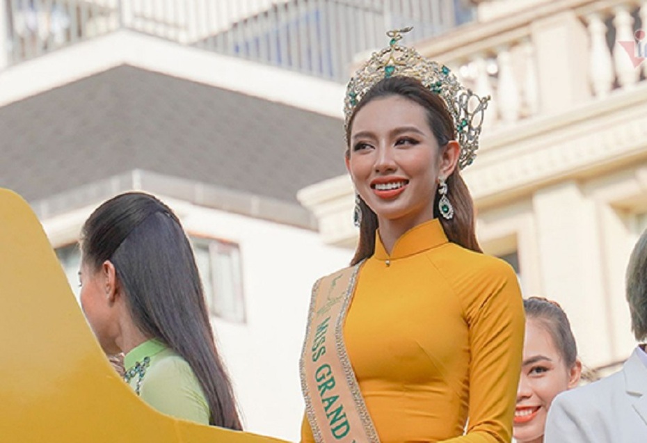 Thùy Tiên khóc khi diễu hành mừng chiến thắng Hoa hậu Hòa bình Quốc tế 2021