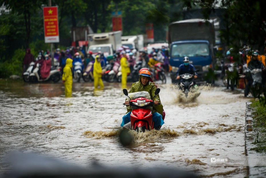 Nhiều đường ở Hà Nội ngập mênh mông như sông sau mưa lớn