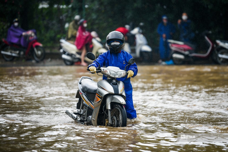 Hà Nội “thành sông” sau mưa lớn, chuyên gia nói gì?