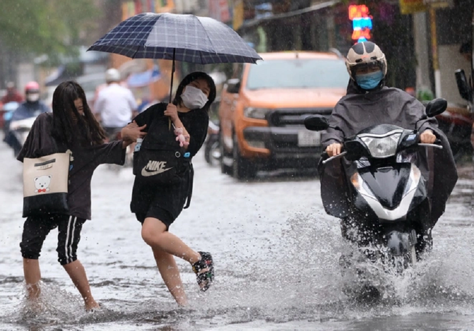 Dự báo thời tiết ngày 30/6/2022: Vùng áp thấp đi vào Biển Đông, miền Bắc mưa to