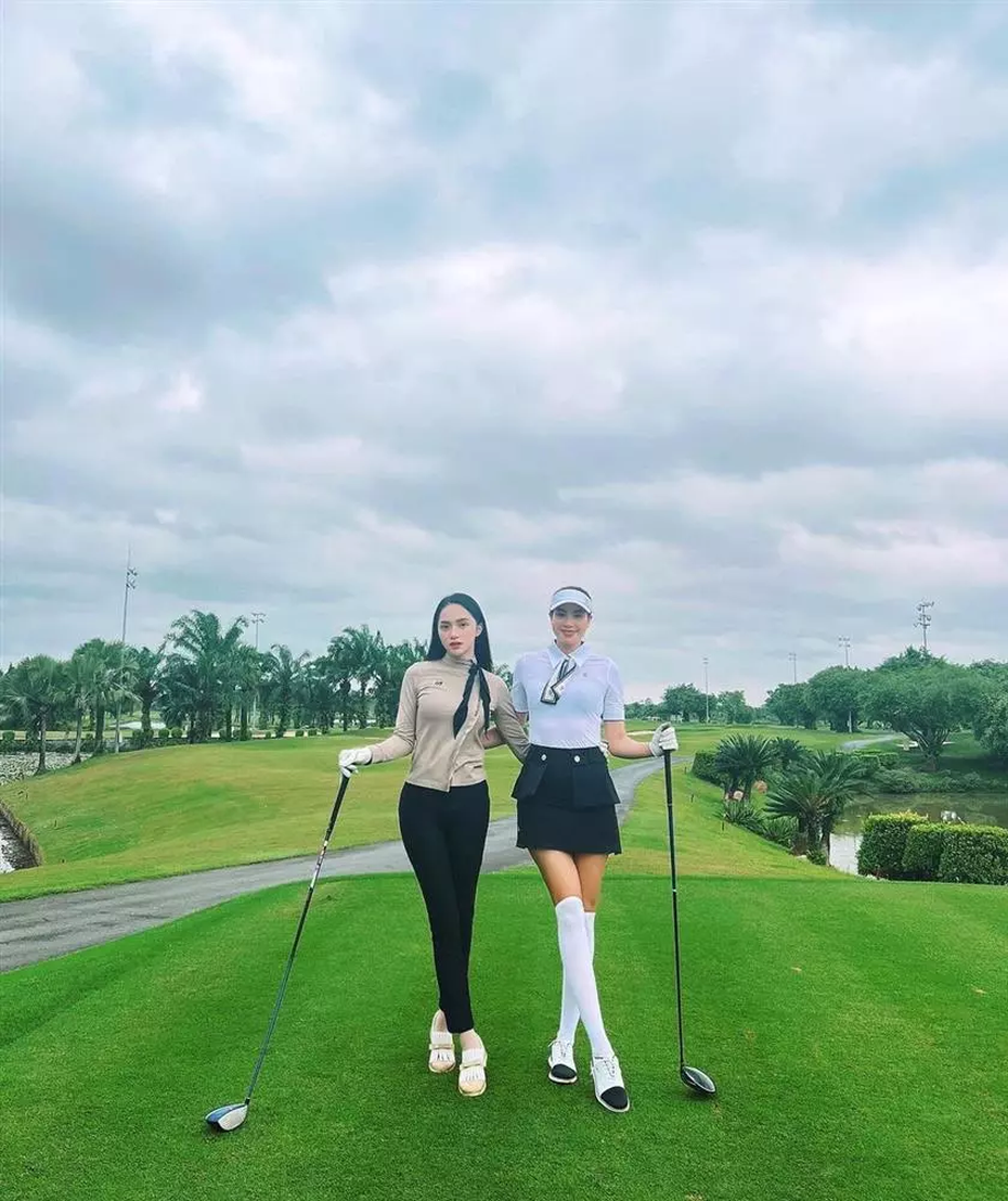 Ngôi sao Hương Giang đọ sắc với Hoa hậu Phạm Hương trên sân golf