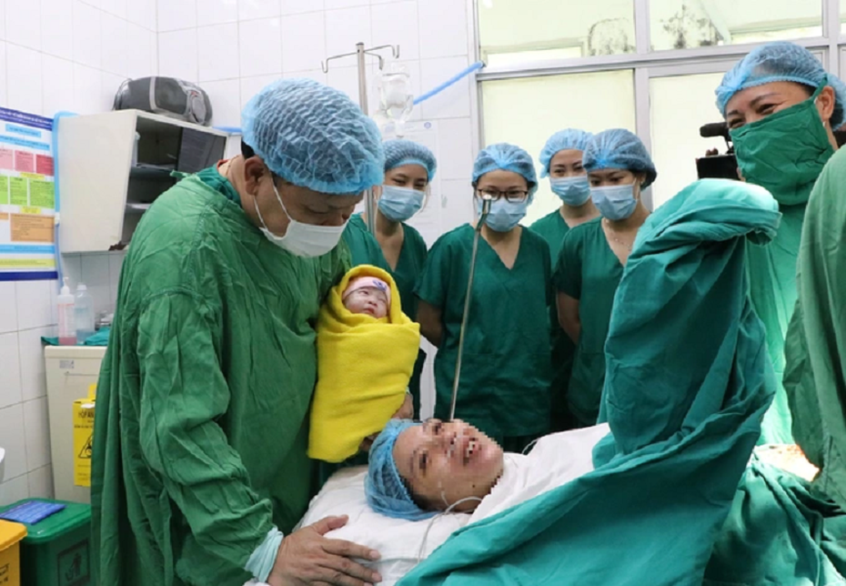 Hy hữu mẹ vỡ tử cung ở tuần thai 26 vẫn sinh con khỏe mạnh