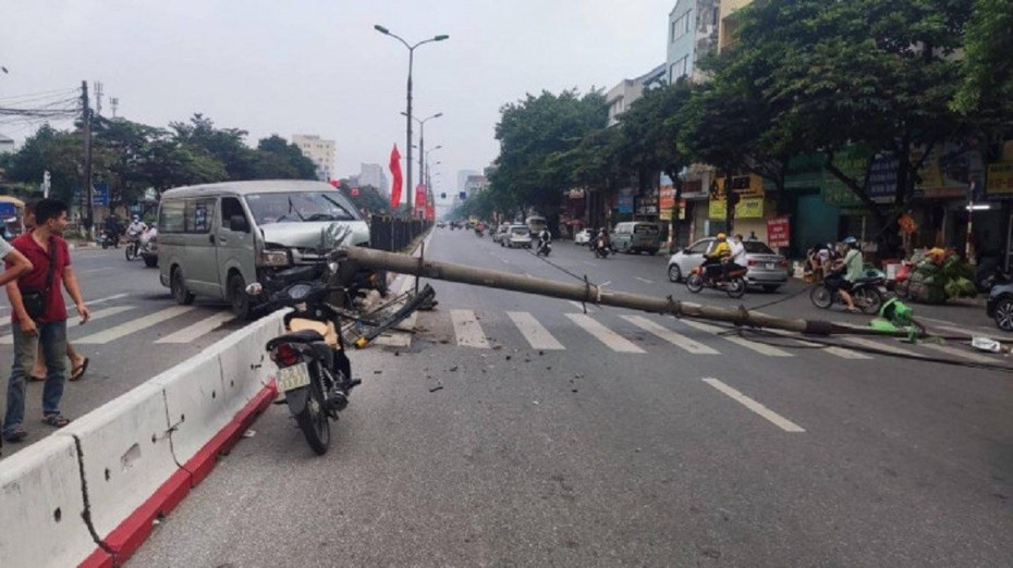 Hà Nội: Ô tô tông đổ cột điện, đường Giải Phóng ùn tắc kéo dài