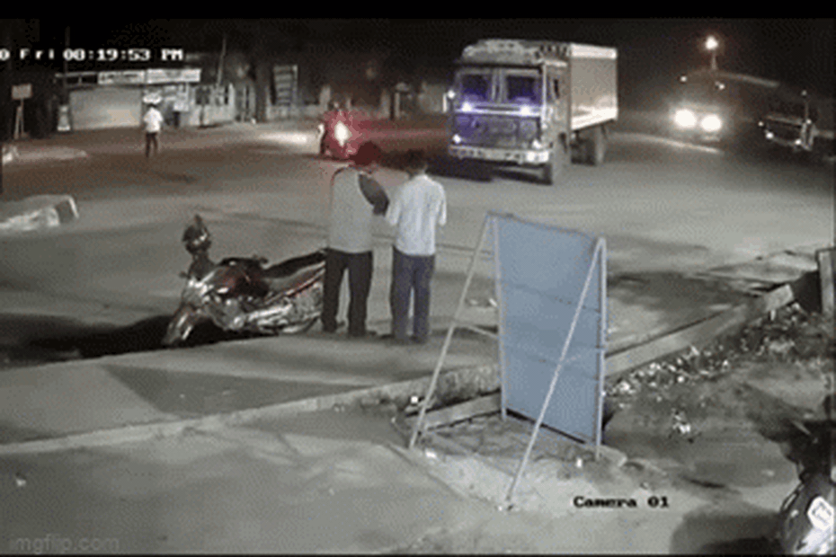 Video: Vô tình đứng giữa đường, hai người đàn ông may mắn thoát "cửa tử"
