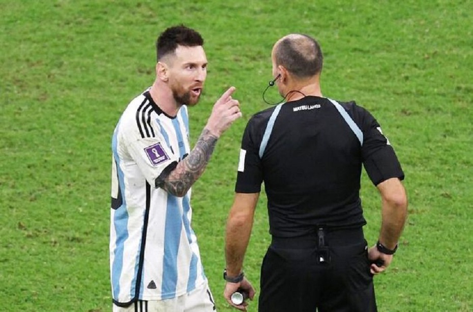 Messi "đá xéo" trọng tài rút 17 thẻ vàng trong hiệp