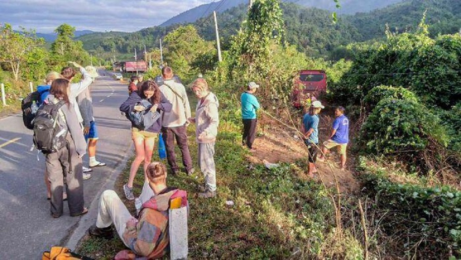 Bản tin 20/2: Ôtô lao xuống mép vực, gần chục khách nước ngoài hoảng loạn