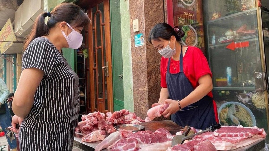 Giá lợn hơi giảm sâu, vì sao thịt lợn vẫn bán giá "trên trời"?