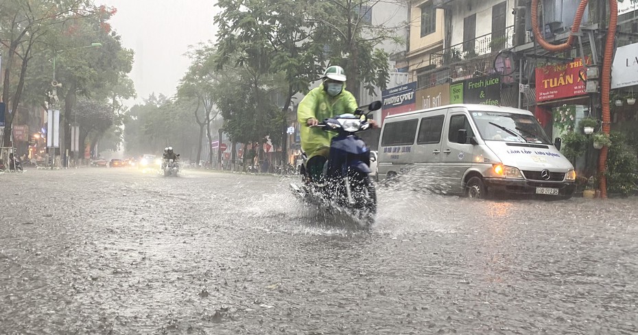 Cảnh báo dông, lốc, sét, mưa to, gió giật mạnh tại Hà Nội