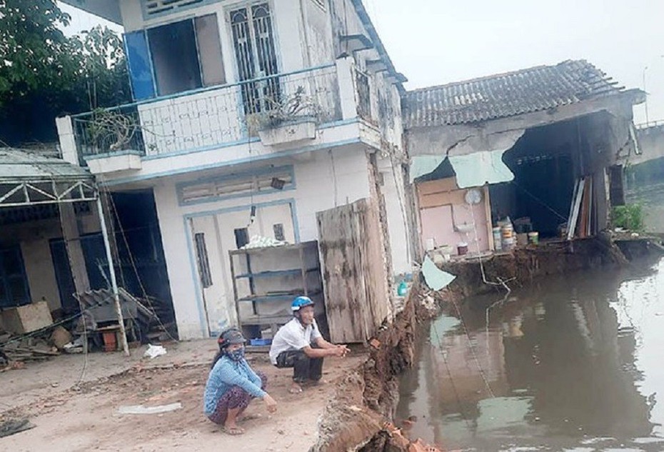 Bản tin 22/6: Sạt lở trong đêm, 3 căn nhà chìm xuống sông