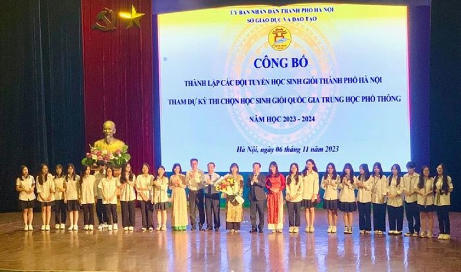 Bản tin 7/11: Ra mắt 12 đội tuyển học sinh giỏi Tp.Hà Nội đi thi quốc gia