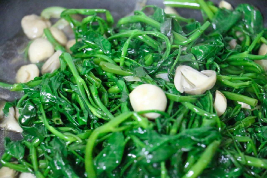 Loại rau ví như "lộc trời" ở Việt Nam rẻ bèo, sang "trời Tây" 50.000 đồng được vài cọng
