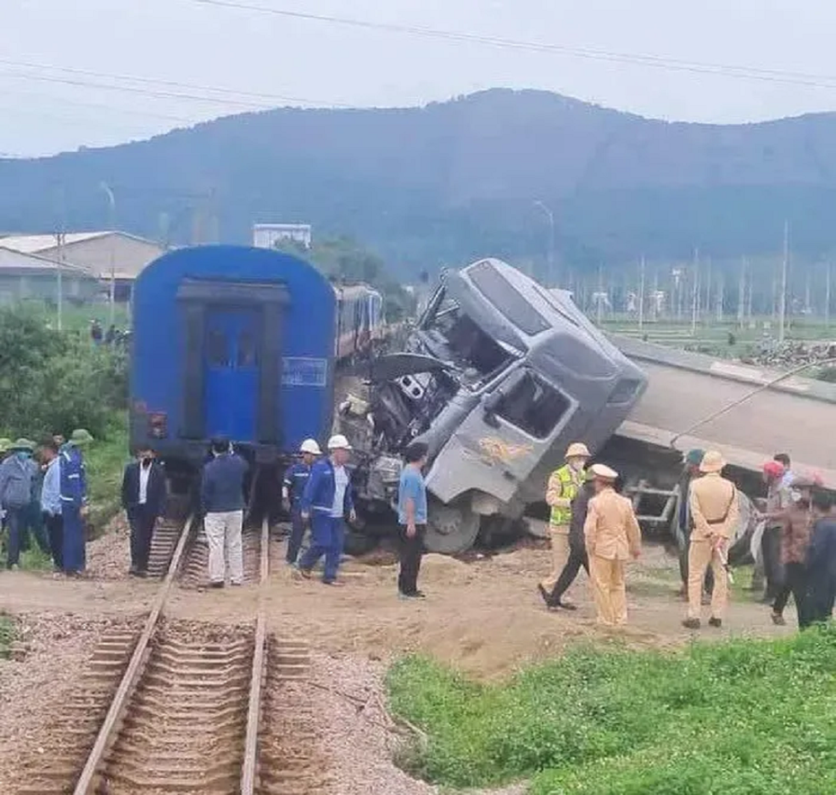 Tàu hỏa trật bánh vì va phải xe ben "vượt ẩu"