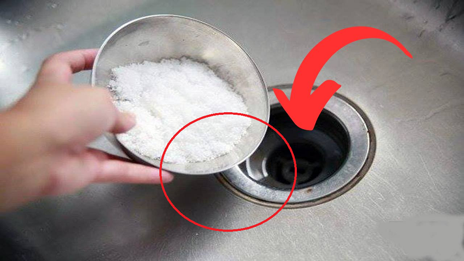 Mang bát muối đổ xuống cống, vài phút sau ai cũng bất ngờ công dụng "đặc biệt"