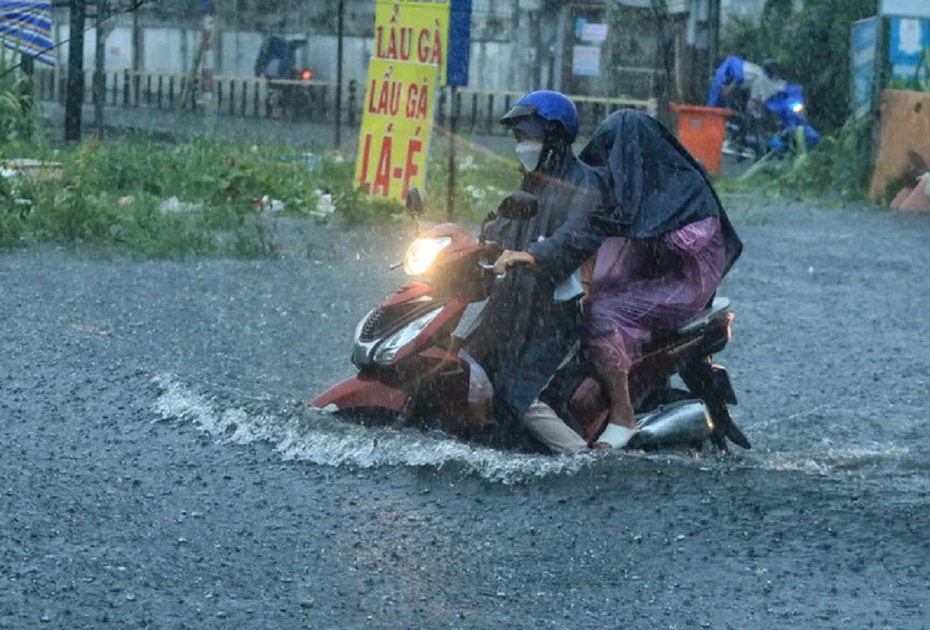 Áp thấp nhiệt đới “vần vũ” gây mưa to gió lớn nhiều nơi?