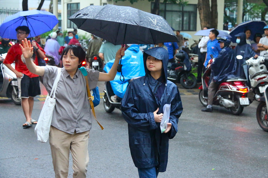 Hàng nghìn thí sinh "đội mưa" tranh suất vào Trường THPT chuyên Đại học Sư phạm Hà Nội