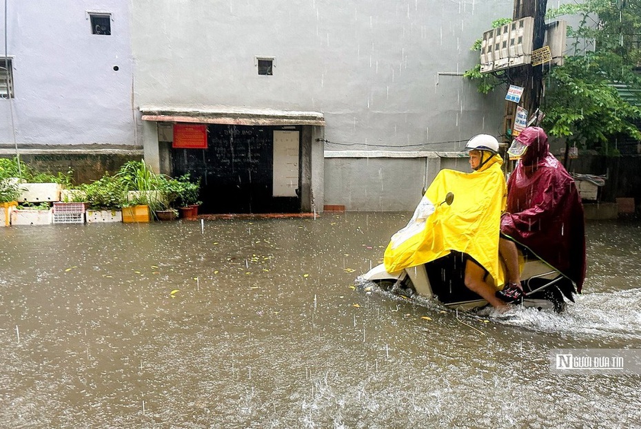 Hà Nội lại sắp đón cơn mưa lớn, dễ xảy ra lốc sét