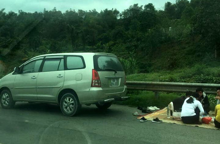 Bất chấp quy định, trường hợp thứ tư vô tư ngồi ăn uống trên cao tốc