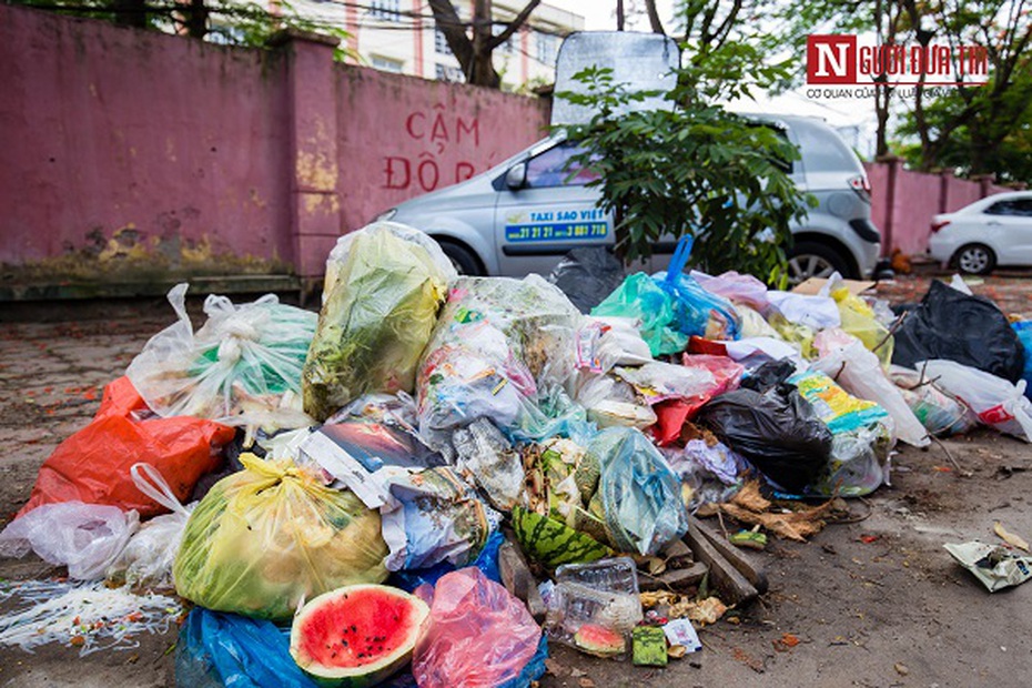 Hà Nội: Vắng bóng nhân viên vệ sinh môi trường, người dân bị "bức tử" bởi mùi hôi thối