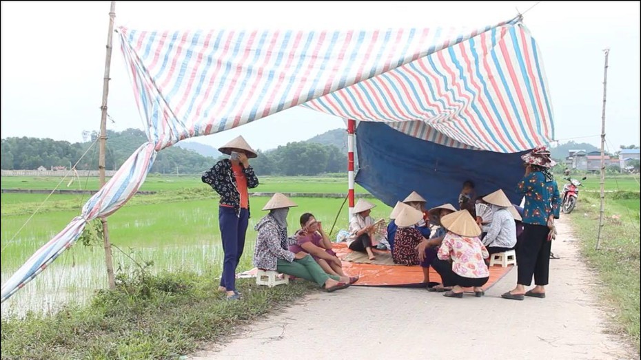 Hà Nội: Đối thoại bất thành, người dân tiếp tục chặn xe vào bãi rác Nam Sơn