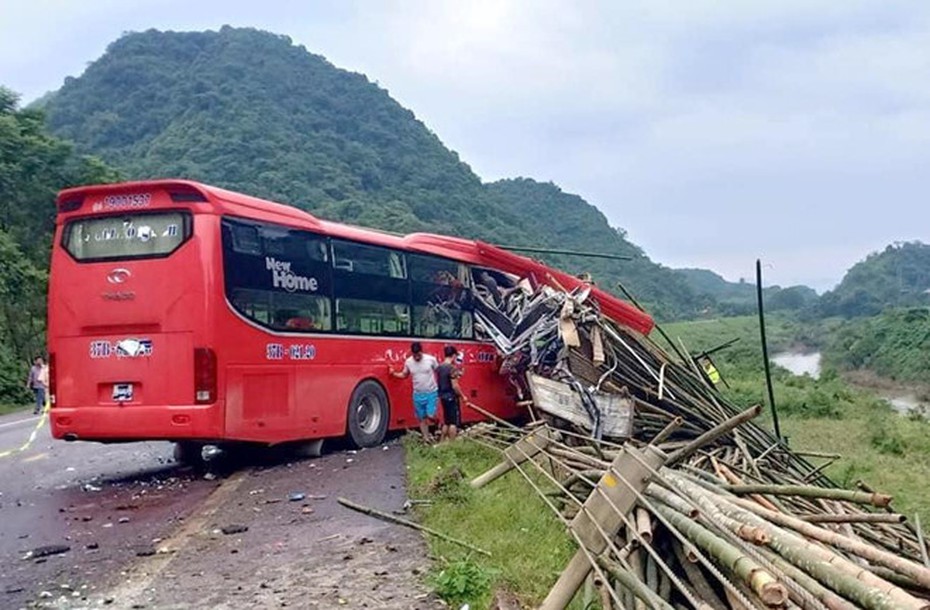 Xe khách giường nằm đâm xe tải ở Hòa Bình: 16 người thương vong