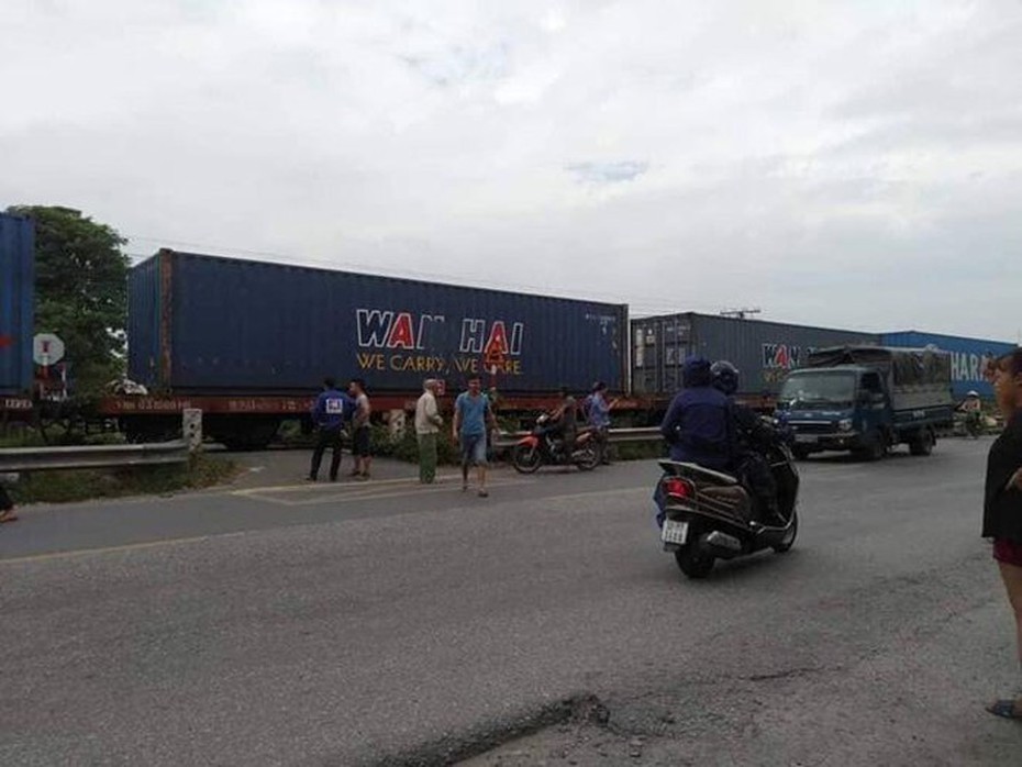 Hà Nội: Bất chấp cảnh báo, người đàn ông bị tàu hỏa đâm tử vong