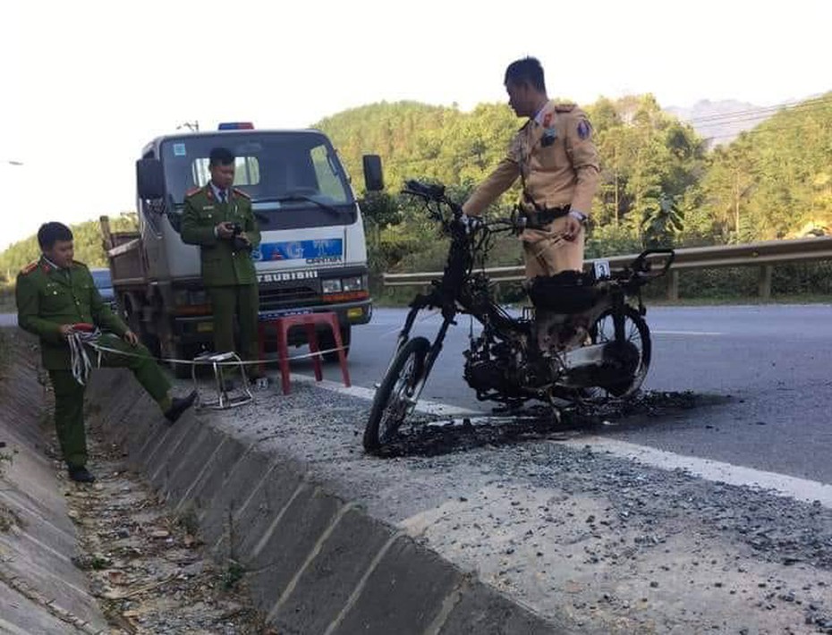 Phú Thọ: Bị CSGT dừng xe, nam thanh niên châm lửa đốt xe tại chỗ