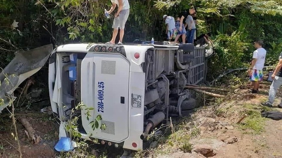 Vụ lật xe chở đoàn đi họp lớp ở Quảng Bình: Phó Thủ tướng chỉ đạo khẩn