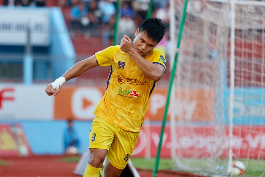 Thắng vất vả Khánh Hòa, Hà Nội FC áp sát ngôi đầu