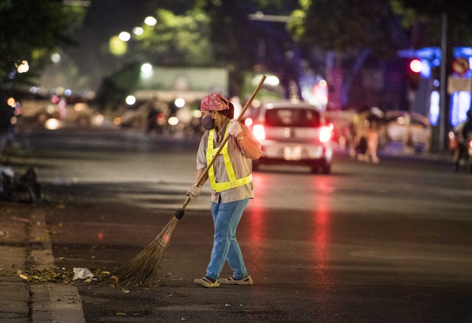 Chàng trai thiện nguyện và hành động “chôm“ đồ tặng chị lao công