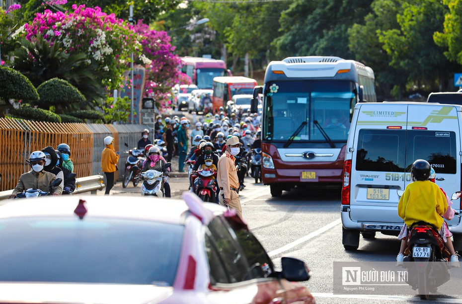 Xe khách va chạm xe máy khiến nam thanh niên tử vong, Quốc lộ 20 ùn tắc nhiều km