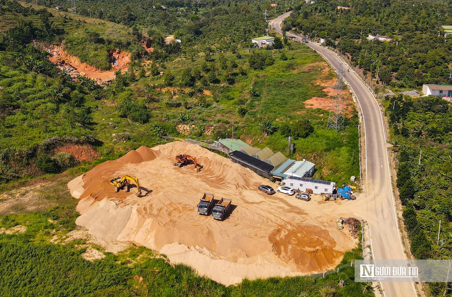Lâm Đồng: Mỏ khai thác cát không phép ngang nhiên hoạt động gần UBND xã