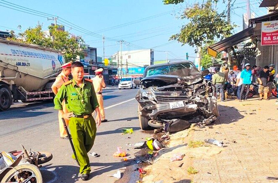 Lâm Đồng: Xe bán tải va chạm với 2 xe máy, 3 người thương vong