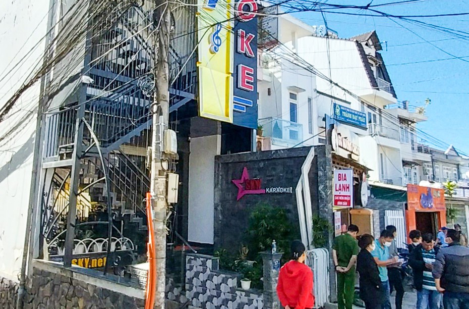 Lâm Đồng: Điều tra vụ mâu thuẫn tiền "bo", khách hát karaoke bị đâm tử vong