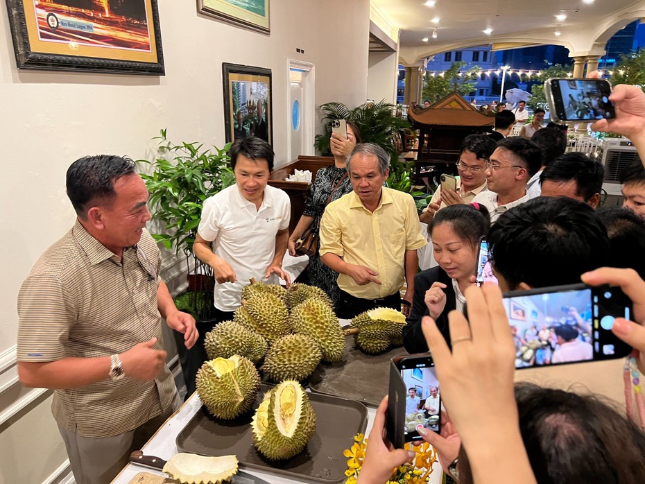 Hoàng Anh Gia Lai tặng sầu riêng và chuối cho cổ đông