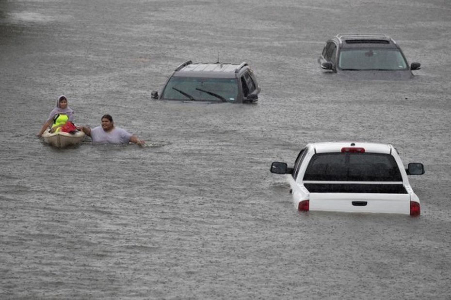 Sửng sốt số xe hơi của người Mỹ bị siêu bão Harvey "nuốt chửng"