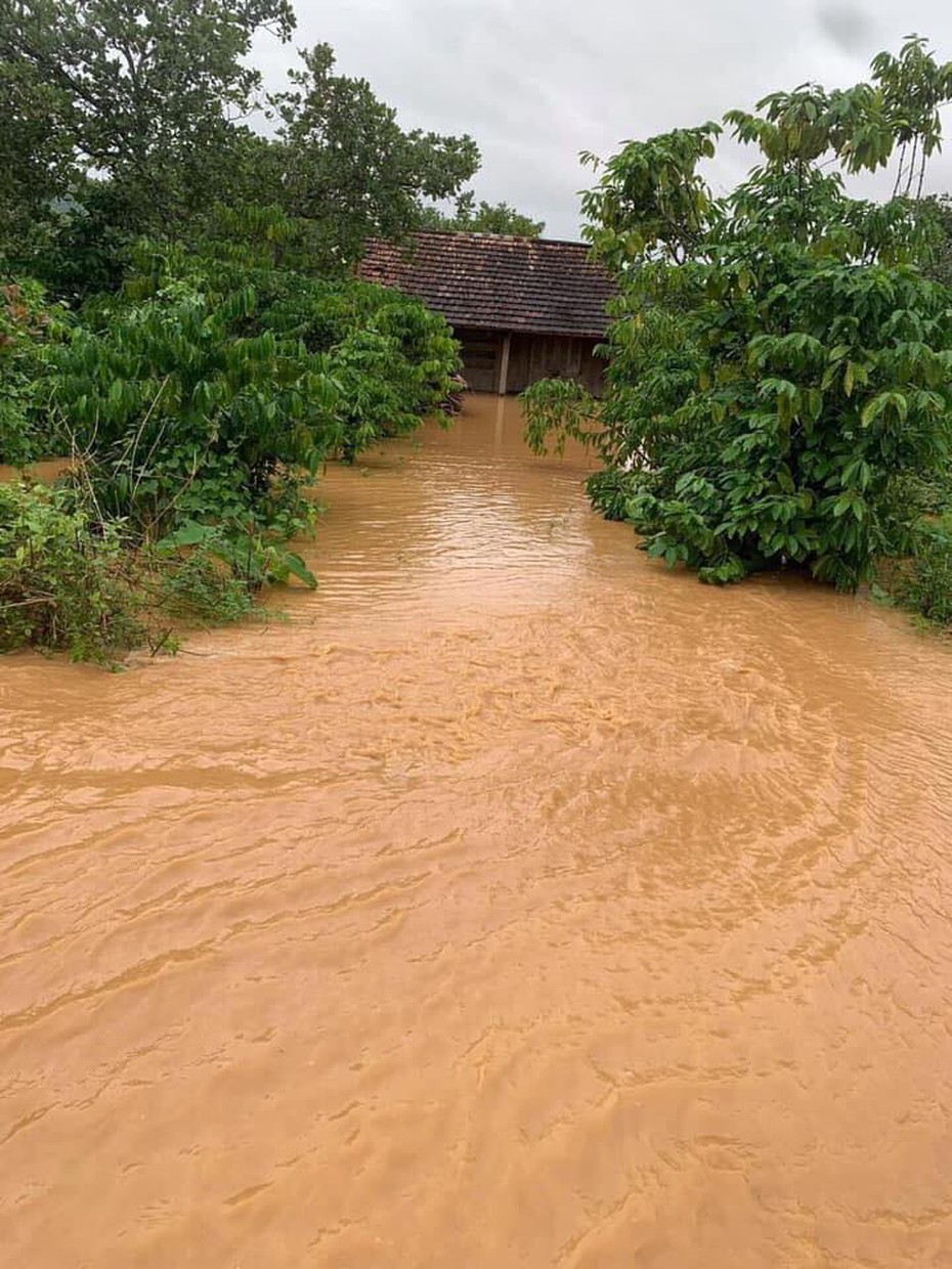 Đồng Nai: Lũ “tấn công” ồ ạt làm hai huyện ngập nặng, một người dân mất tích