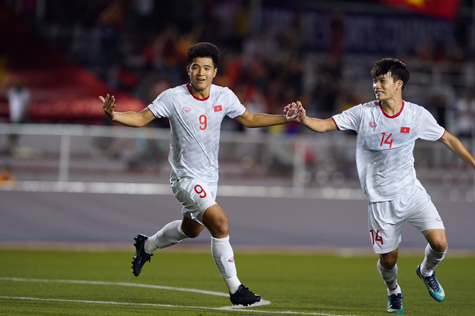 Trực tiếp bóng đá SEA Games 30 Việt Nam vs Singapore: Pha đánh đầu như đạn pháo của Đức Chinh nã toạc lưới Singapore