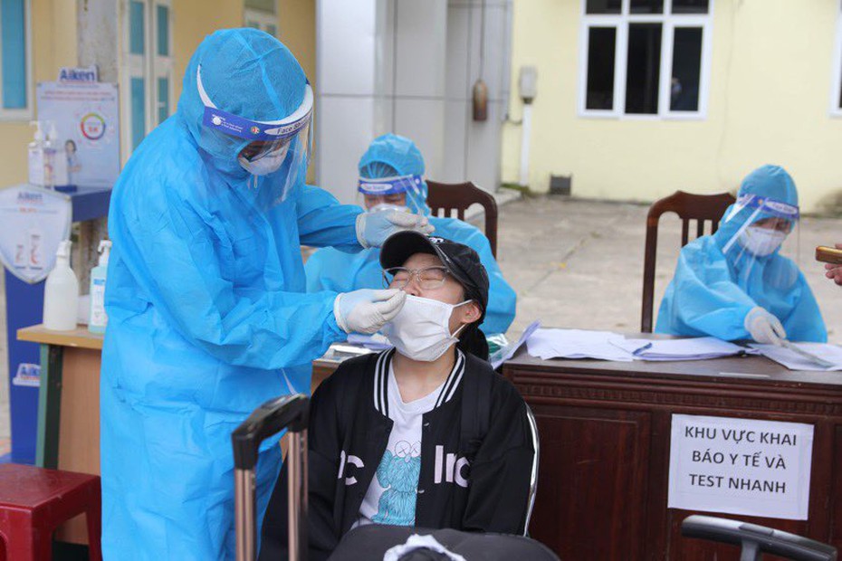 Nhân viên y tế thành F0, khi âm tính lại lao vào chống dịch - Bài 1