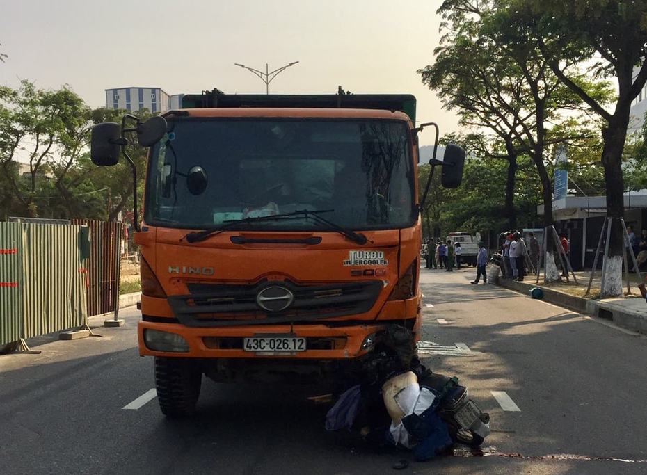 Va chạm với xe dọn rác, thanh niên chở gas tử vong tại chỗ