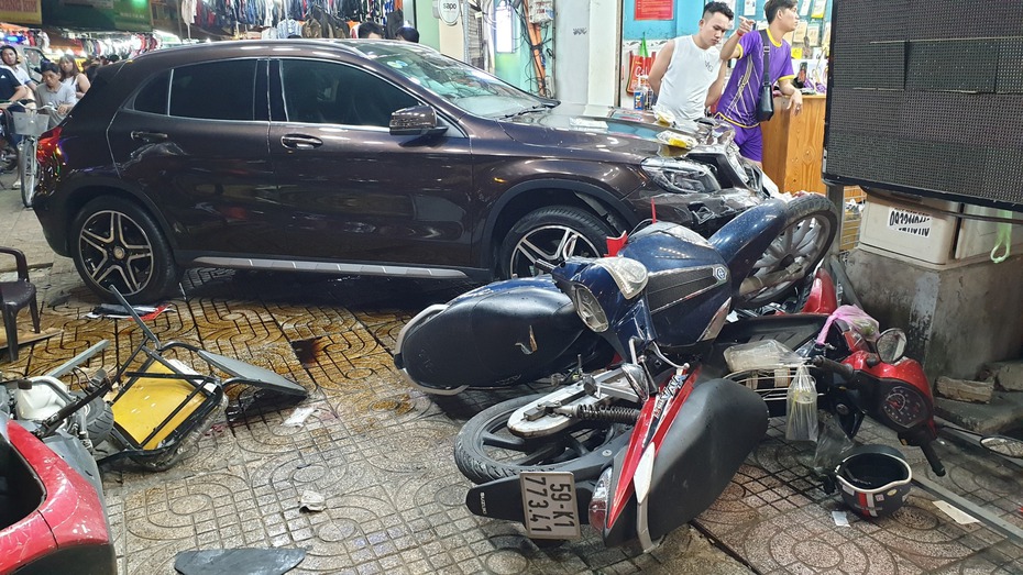 Nữ tài xế Mercedes tông hàng loạt xe máy ở TP.HCM khai gì tại cơ quan công an?
