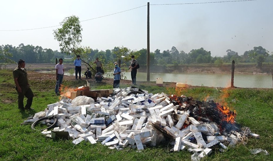 Long An: Tiêu hủy hơn 65.000 bao thuốc lá nhập lậu