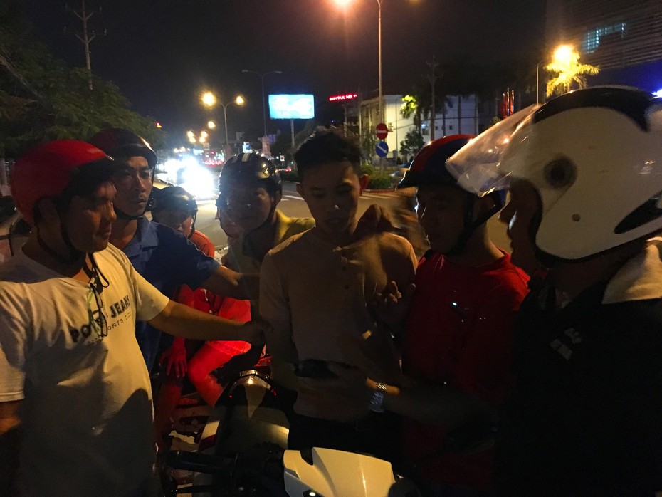 Bắt tên cướp xe SH thủ súng điện, bình xịt hơi cay 'phòng thân'