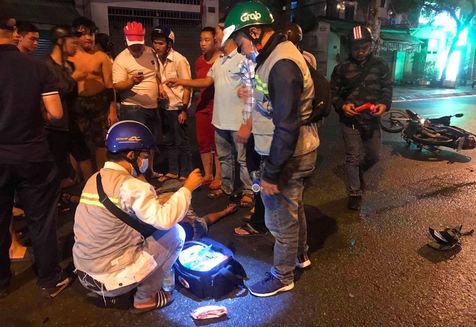 Theo chân những thanh niên thức trắng đêm vá xe miễn phí, đưa “ma men” về nhà