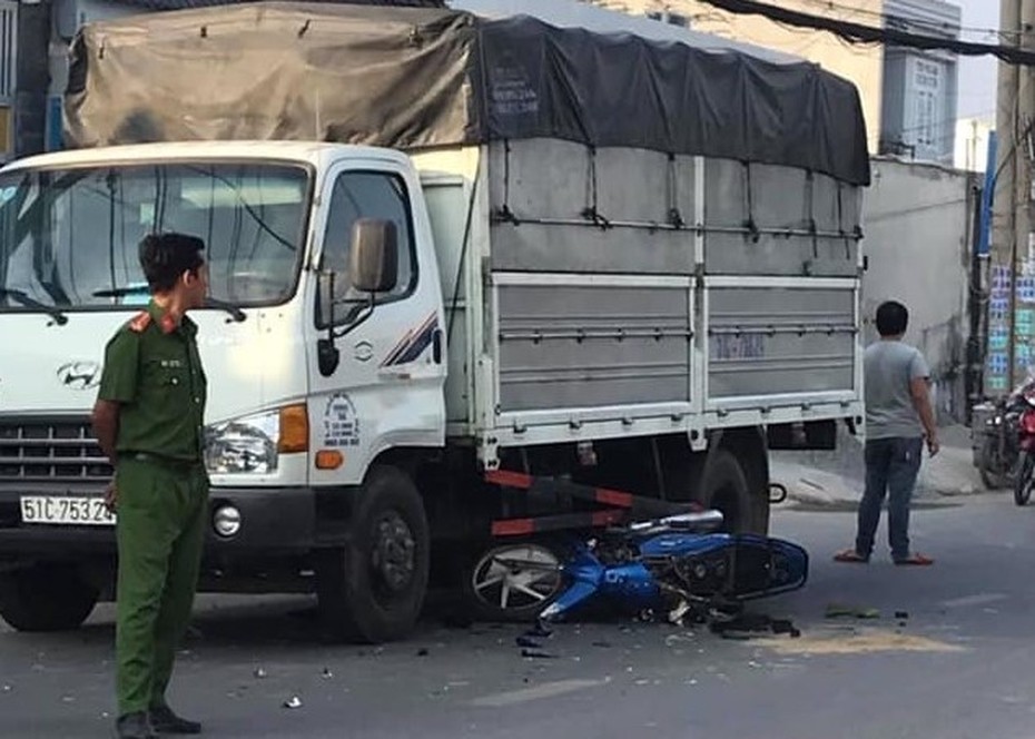 Cướp giật điện thoại của con gái, cha mất lái lao xe vào ô tô tải chạy ngược chiều