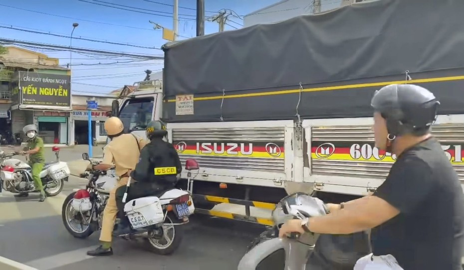 Đồng Nai: Chặn bắt tài xế xe tải cố tình “thông chốt”