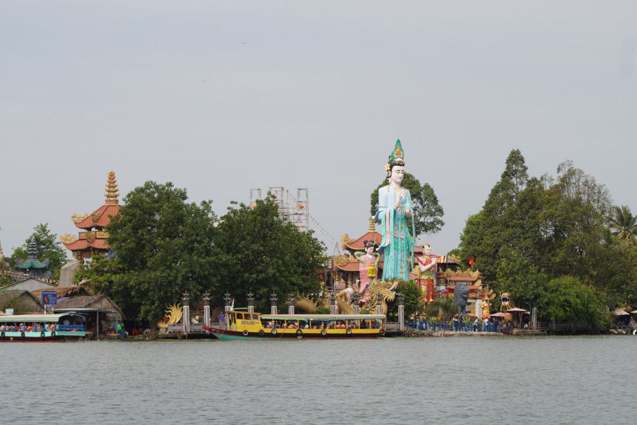 Đồng Nai: Chuyến đò chở khách viếng chùa Phước Long ngày đầu năm